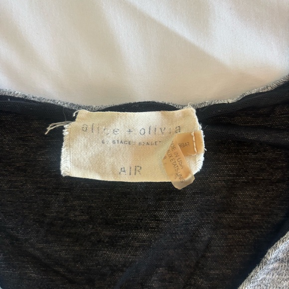 Alice + Olivia Jori Cropped Top Grey Long Sleeve V Neck Shirt Size Small - Picture 2 of 5